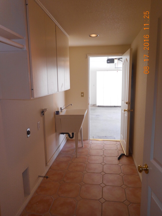 Building Photo - Beautiful 3BD/ 2 BA House For Rent