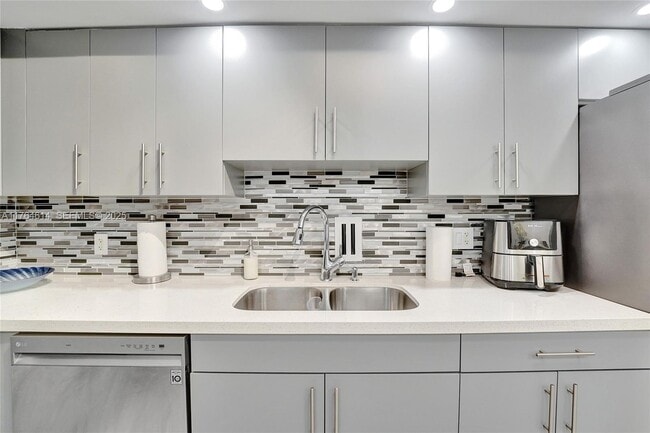 Building Photo - 4001 S Ocean Dr