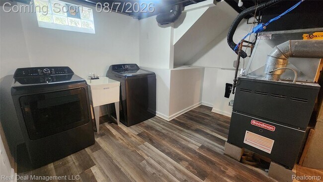 Building Photo - 553 S Stirling