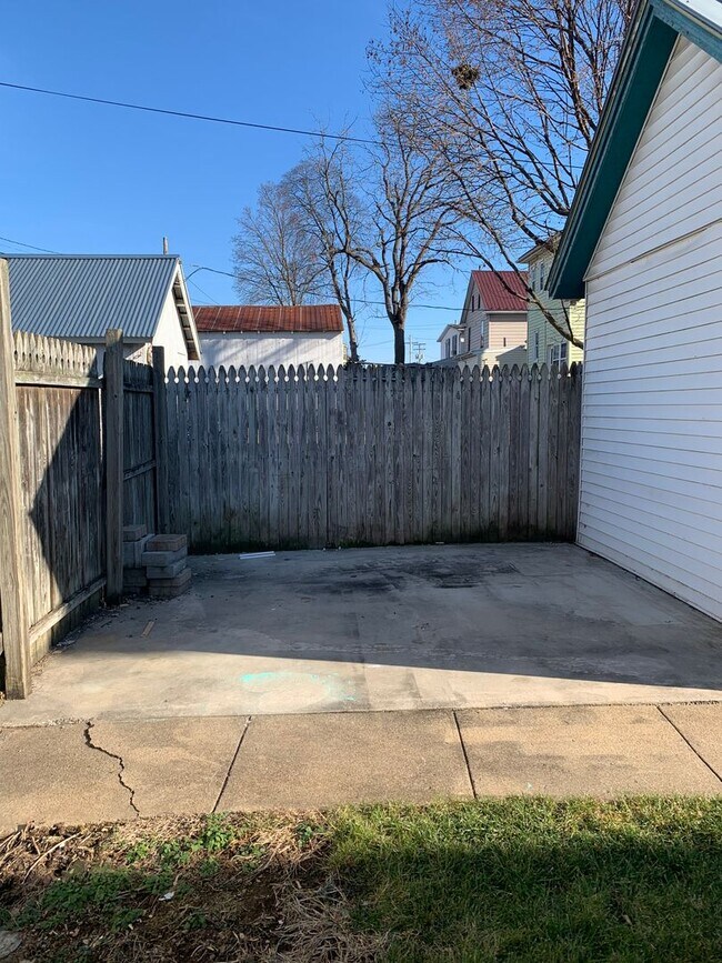 Building Photo - Spacious single family home with 3 beds/2 ...