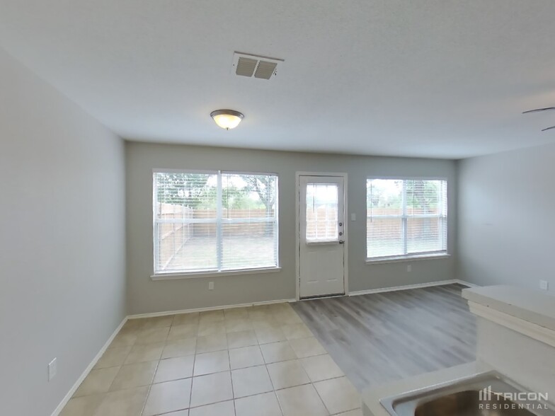 Building Photo - 1532 Pine Ln