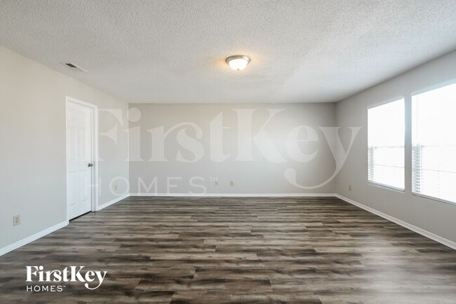 Building Photo - 1605 Howell Dr