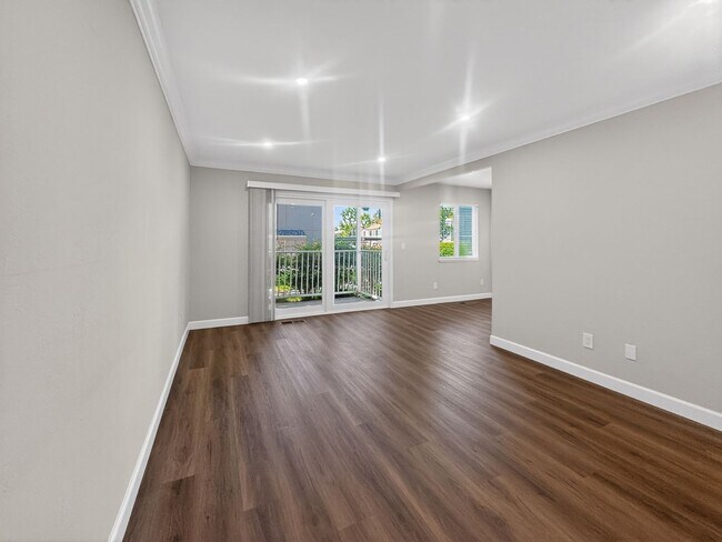 Building Photo - Gorgeous and Completely Remodeled Lower Level Unit with Inside Laundry is Available Now!