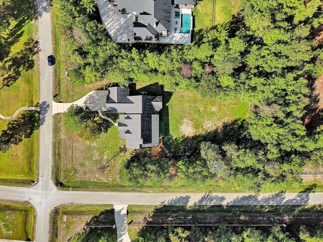 Building Photo - 15600 Queen Victoria Ct