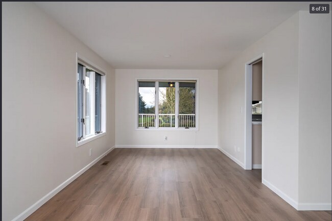 Building Photo - 3-bedroom Gem On Burlington Golf Course