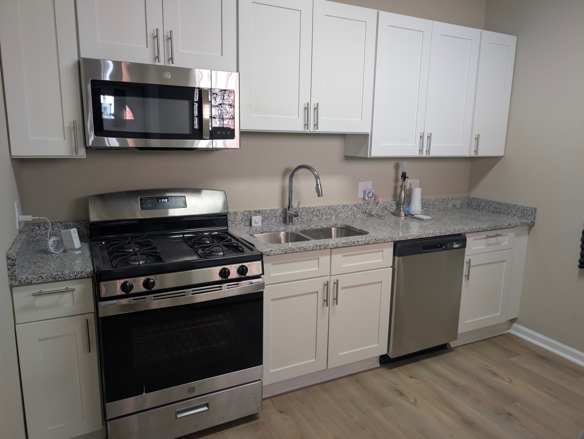 Kitchen with new appliances and granite countertop - 4211 Sheldon Ave