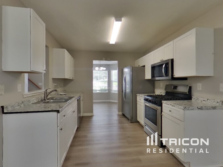 Building Photo - 5587 Sapphire Cir