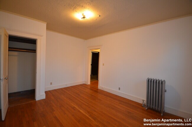 Building Photo - 143 Park Dr