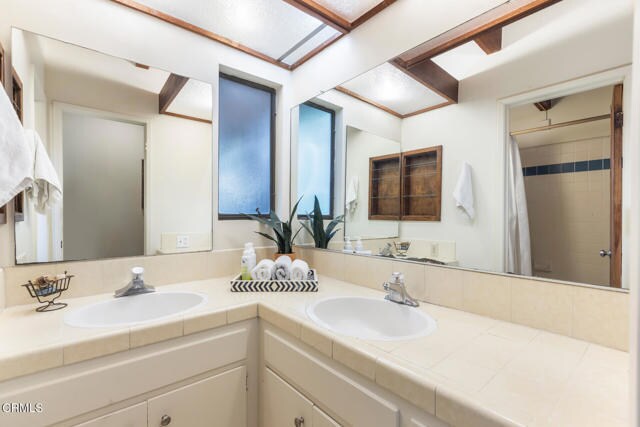 Building Photo - 4254 Chevy Chase Dr