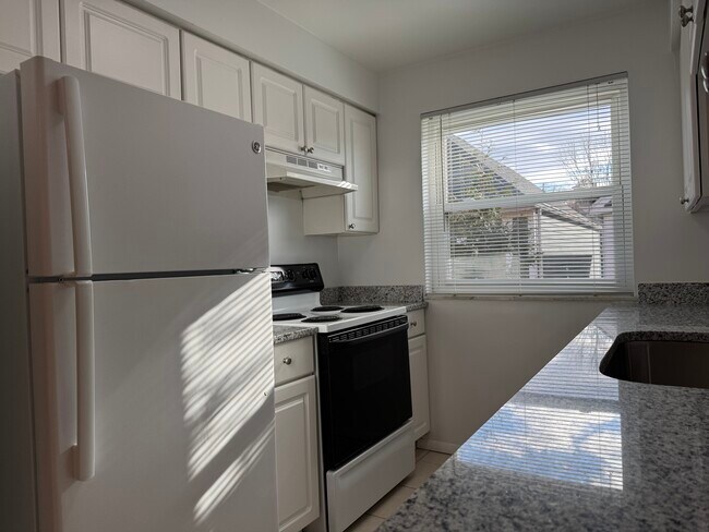 Building Photo - 2909 Van Dyke Dr