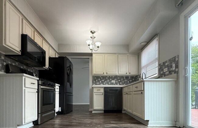 Building Photo - 2116 Briar Hill Dr
