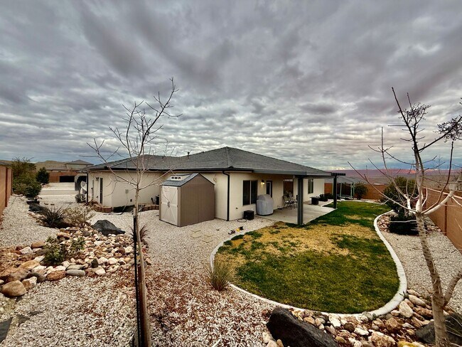 Building Photo - Lovely Pet Friendly 3-BR + Office in Sage Canyon