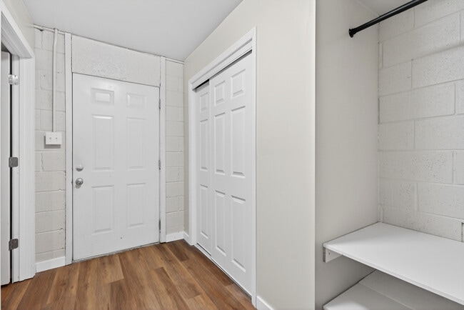 Building Photo - 1350 Dix Dr