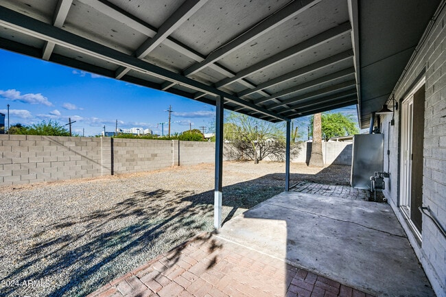 Building Photo - 732 E Vista Del Cerro Dr