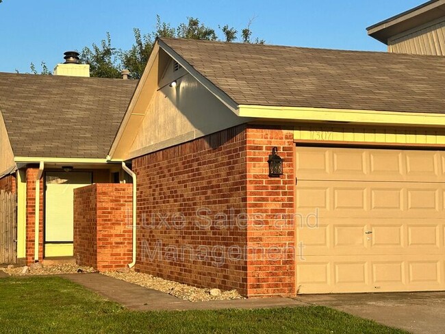 Building Photo - 1307 Summerton Pl