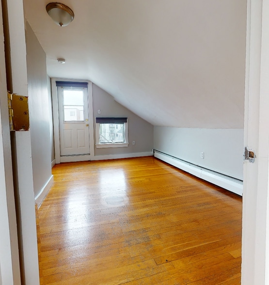 Building Photo - 224 Banks St