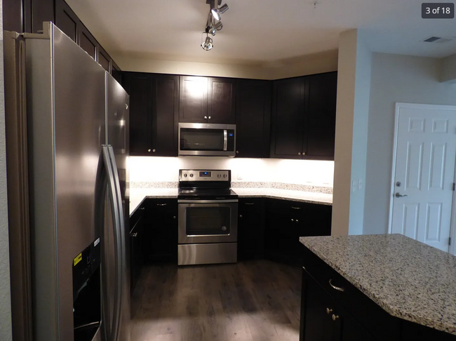 Building Photo - Clean and quaint condo in Longmont - avail...