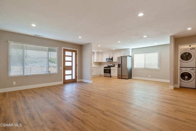 Building Photo - 659 Brossard Dr