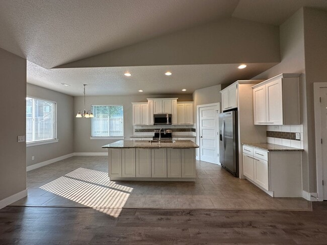 Building Photo - Centrally Located in Kennewick!