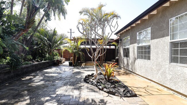 Building Photo - Beautifully Remodeled 3 Bed, 2 Bath Home i...