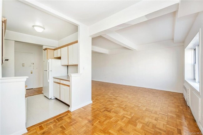Building Photo - 525 Bronxville Rd