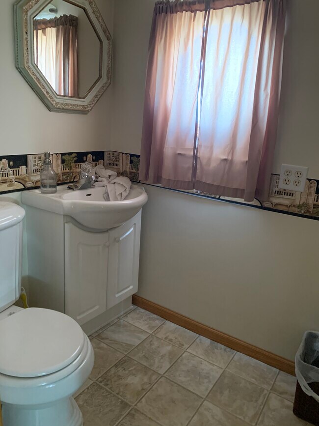 Upper Bath - 807 Bayshore Dr