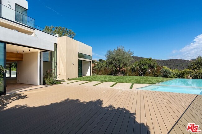 Building Photo - 2501 Banyan Dr