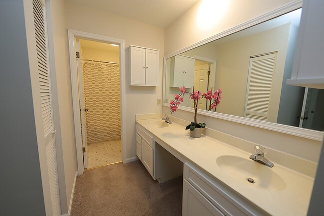 Building Photo - Charming Townhome in Desirable Summerfield...