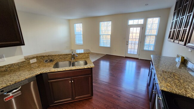 Building Photo - Spacious, Large, Luxury 3 Bedroom Townhous...