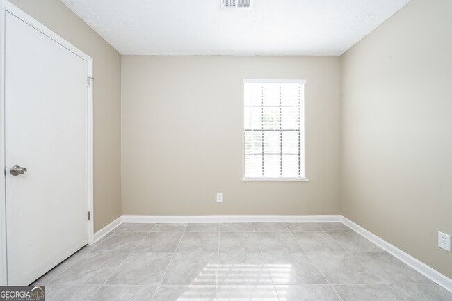 Building Photo - 5722 Phillips Dr