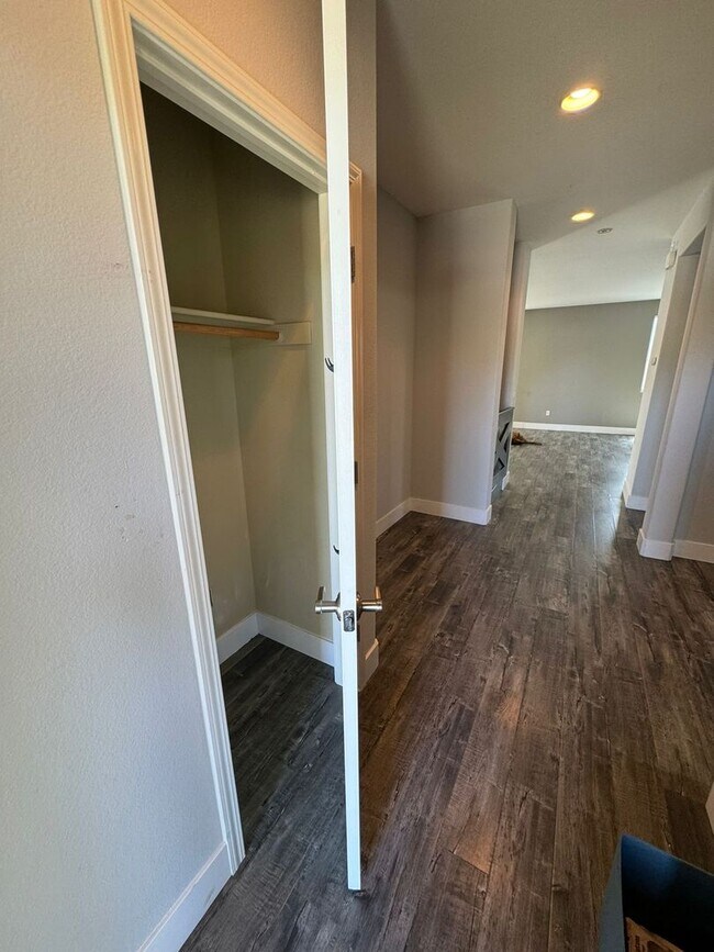 Building Photo - Stunning 4/3 in Roseville! 2 Car Garage!