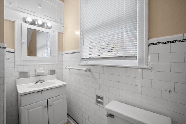 Building Photo - Spacious 4BR/2BA Home with Hardwood Floors Throughout!