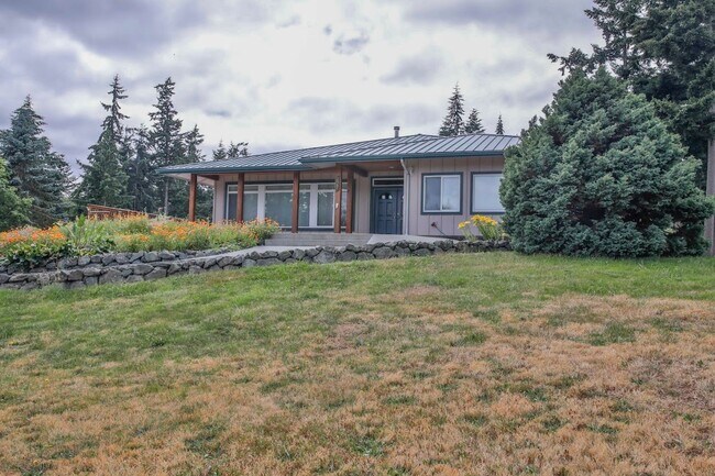 Building Photo - Country Home on Acreage and Pet Friendly!