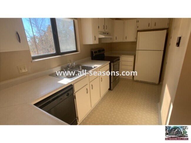 Building Photo - Charming multi-story duplex unit, nestled ...