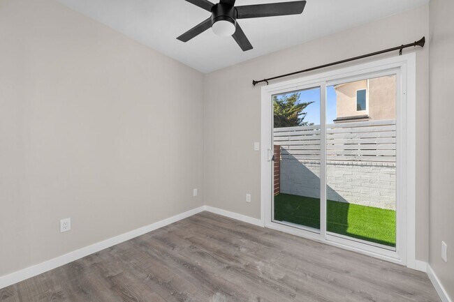 Building Photo - Bedrooms for Rent!