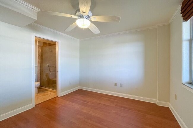 Building Photo - Executive Lakefront Living – 3 Bed, 2.5 Ba...