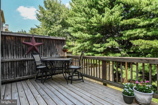 Building Photo - 6627 Commodore Ct