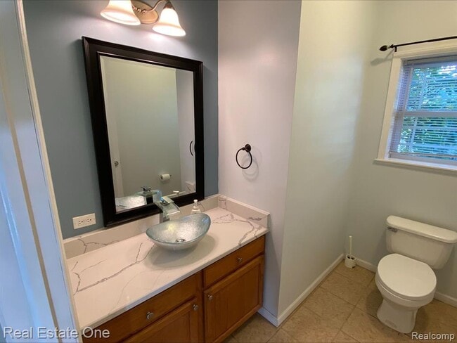 Building Photo - 2043 Vermont Ave