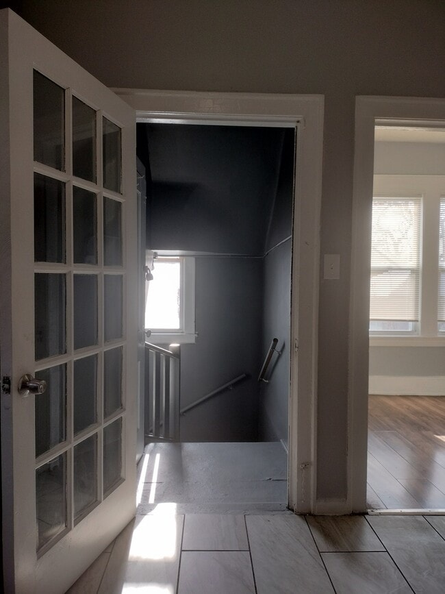 Building Photo - 705 E 92nd St