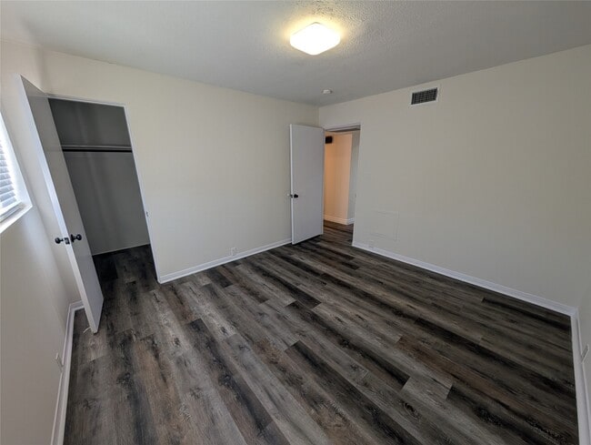 Building Photo - 2101 Fountain View Dr