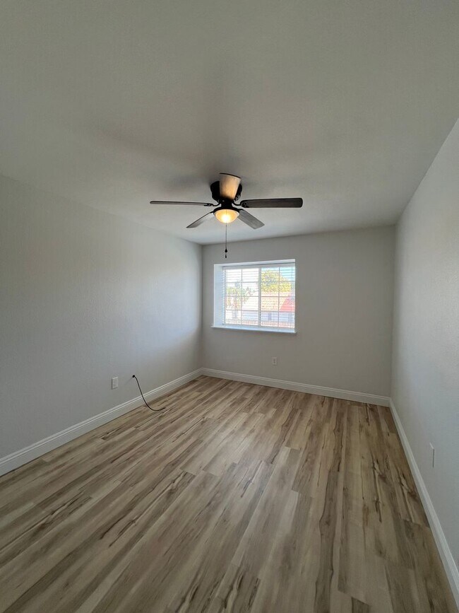 Building Photo - 7501 Canyon Clover Dr