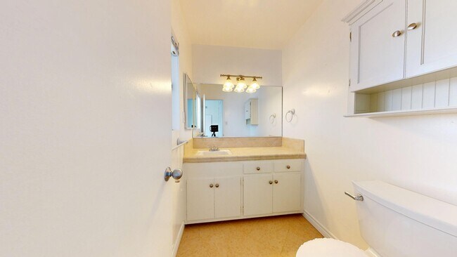 Building Photo - Spacious & Updated 2-Bedroom Unit in Studi...