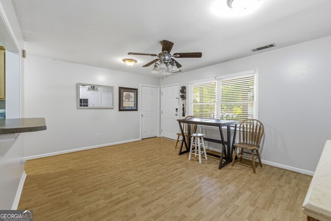 Building Photo - 205 Pineview Dr