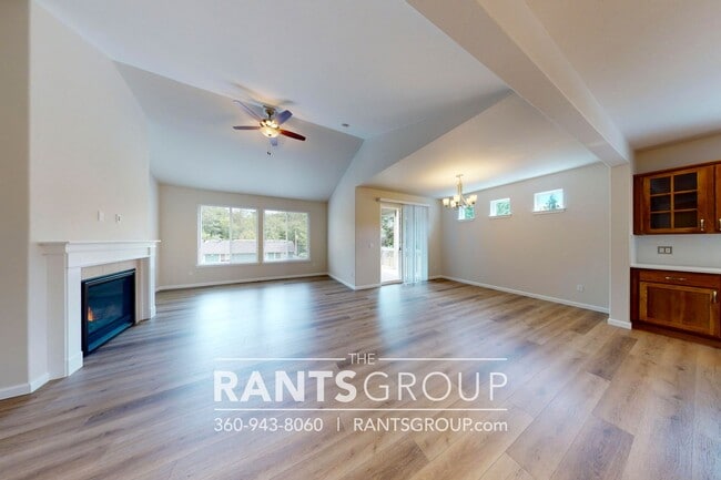 Building Photo - 3 Car Garage! Private Beach Access! Fantastic Location! I5 & shopping only 5 minutes away!