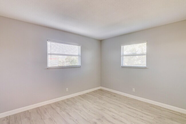 Building Photo - 2591 NE 55th Ct