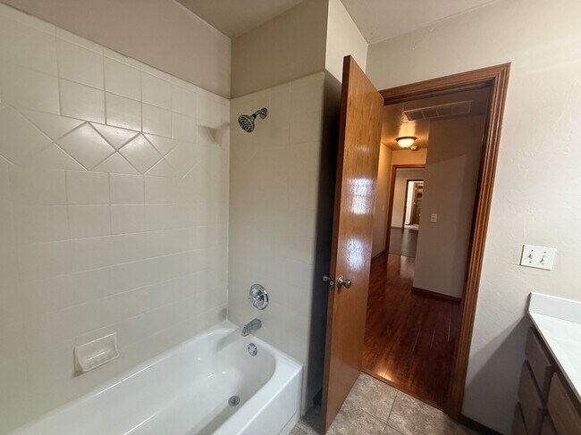 Building Photo - 616 Morningside Dr