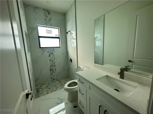 Building Photo - 1214 Cherry St E