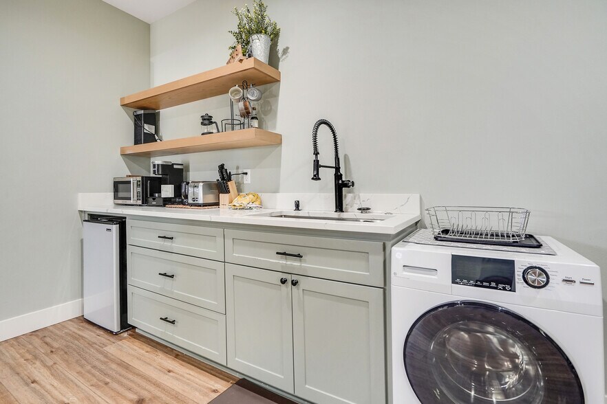 Building Photo - 1132 Thunderbird Ave S