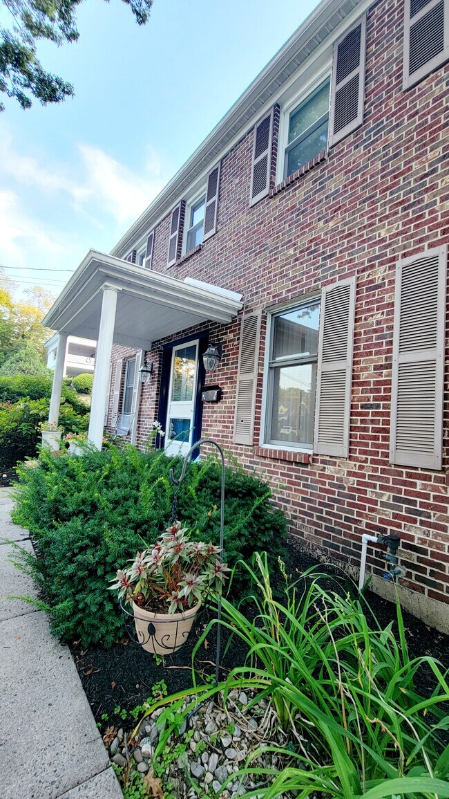 Building Photo - 1536 Noble Rd