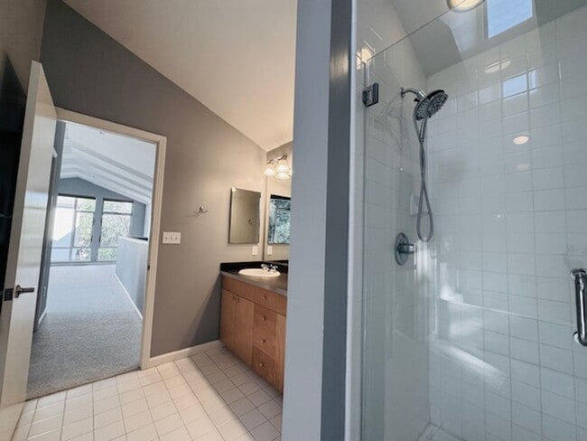 Building Photo - Wonderful Try-level condo near Pleasant Hill Bart-Iron Horse Ln. Walnut Creek